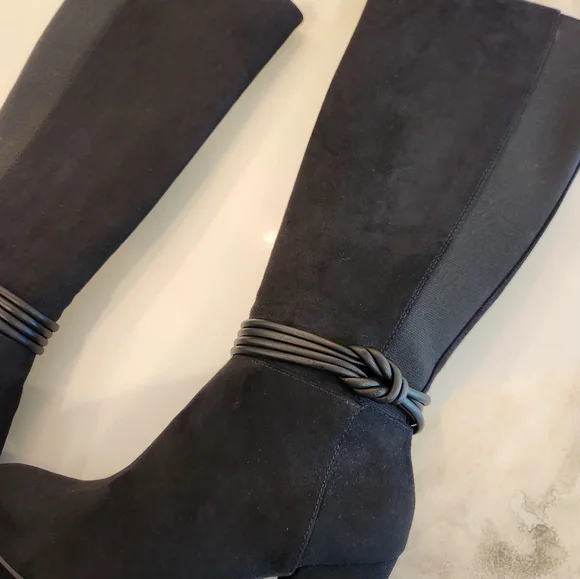 Black knee-high block heel boots! Barely worn. - Picture 11 of 15
